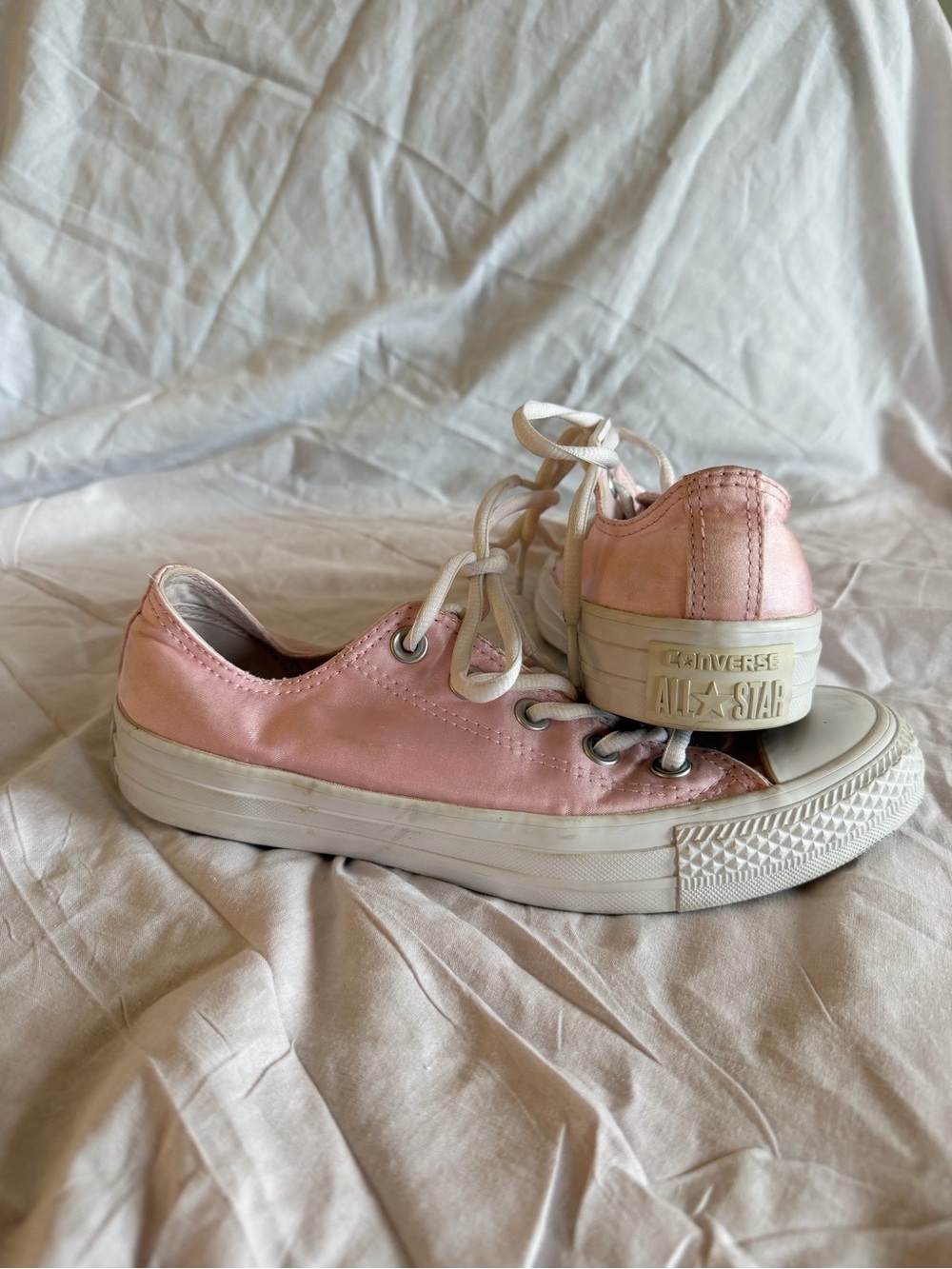 Converse Low Top baby pink satin Sneakers, in excellent condition!Women’s size 6 - Picture 1 of 4